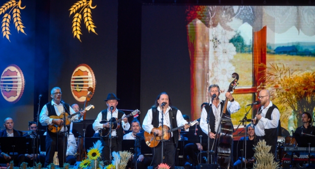 Škoro oduševio novom pjesmom ’Baja’ na završnoj večeri Zlatnih žica Slavonije