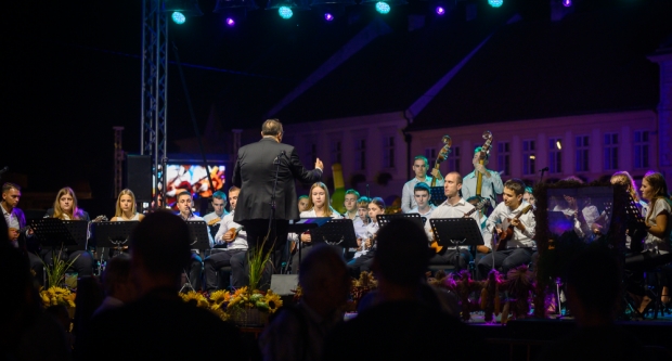 Škoro oduševio novom pjesmom ’Baja’ na završnoj večeri Zlatnih žica Slavonije