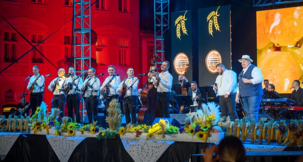 Škoro oduševio novom pjesmom ’Baja’ na završnoj večeri Zlatnih žica Slavonije