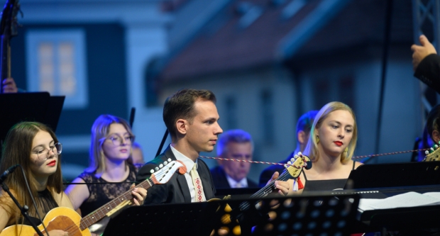 Škoro oduševio novom pjesmom ’Baja’ na završnoj večeri Zlatnih žica Slavonije