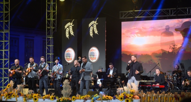 Škoro oduševio novom pjesmom ’Baja’ na završnoj večeri Zlatnih žica Slavonije