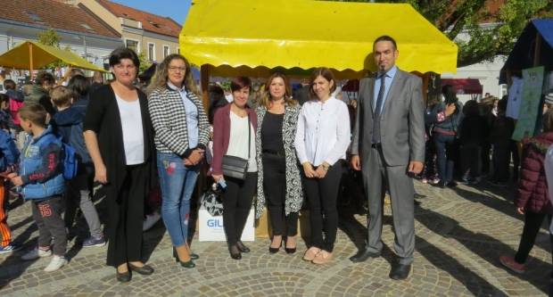 Projekt ʺBontonʺ okupio 12 škola diljem županije, učenici kroz zabavu pokazivali pravila bontona