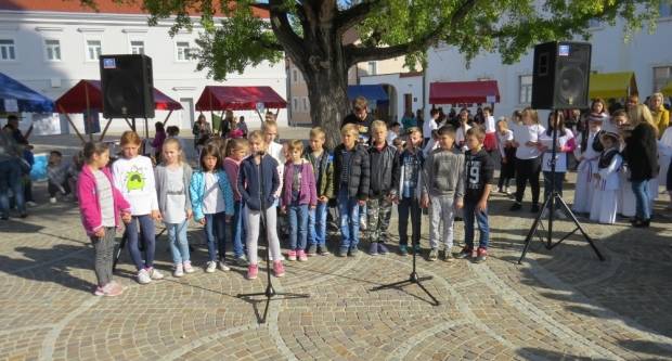 Projekt ʺBontonʺ okupio 12 škola diljem županije, učenici kroz zabavu pokazivali pravila bontona