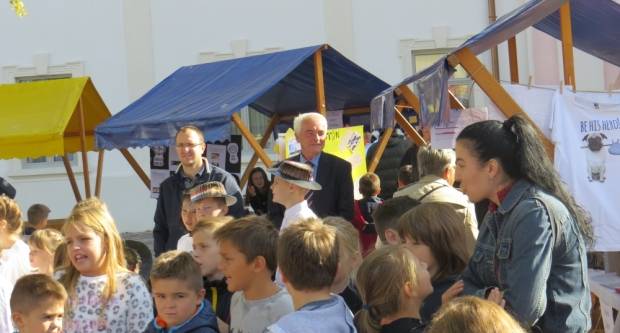 Projekt ʺBontonʺ okupio 12 škola diljem županije, učenici kroz zabavu pokazivali pravila bontona