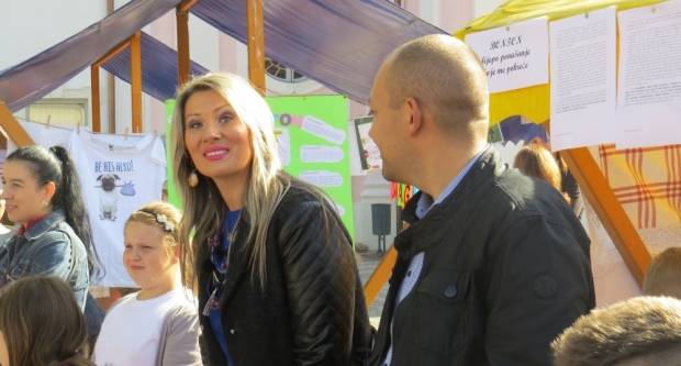 Projekt ʺBontonʺ okupio 12 škola diljem županije, učenici kroz zabavu pokazivali pravila bontona