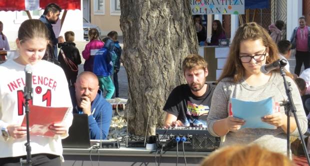 Projekt ʺBontonʺ okupio 12 škola diljem županije, učenici kroz zabavu pokazivali pravila bontona