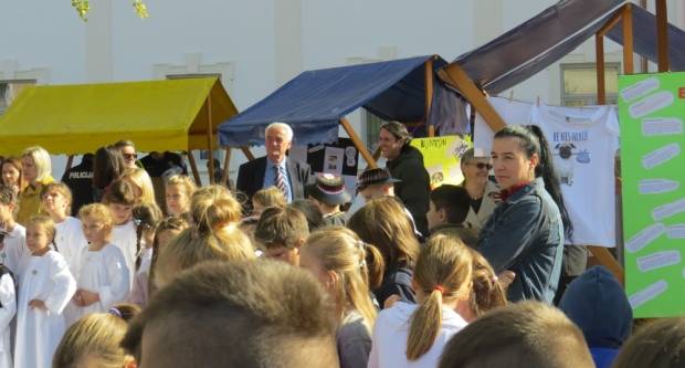 Projekt ʺBontonʺ okupio 12 škola diljem županije, učenici kroz zabavu pokazivali pravila bontona