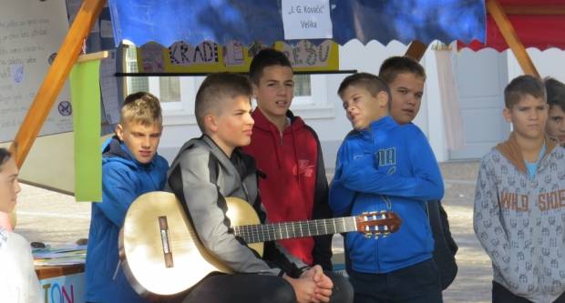 Projekt ʺBontonʺ okupio 12 škola diljem županije, učenici kroz zabavu pokazivali pravila bontona