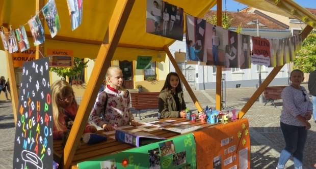 Projekt ʺBontonʺ okupio 12 škola diljem županije, učenici kroz zabavu pokazivali pravila bontona