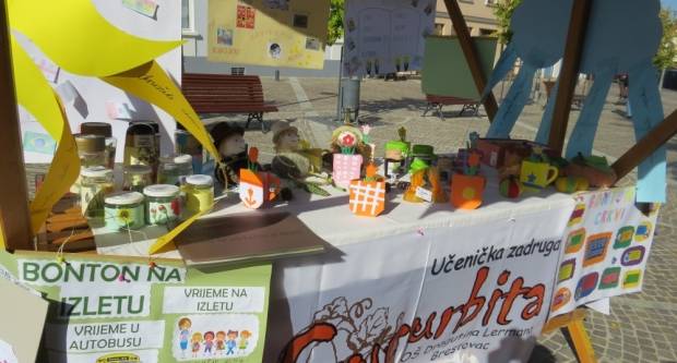 Projekt ʺBontonʺ okupio 12 škola diljem županije, učenici kroz zabavu pokazivali pravila bontona