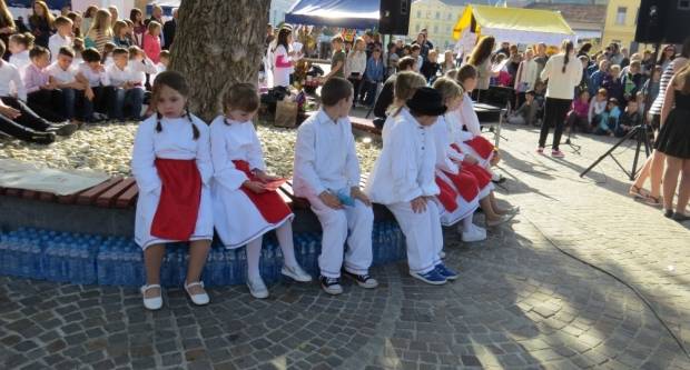 Projekt ʺBontonʺ okupio 12 škola diljem županije, učenici kroz zabavu pokazivali pravila bontona