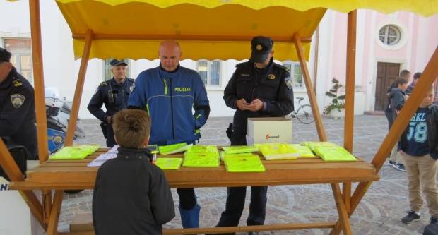 Projekt ʺBontonʺ okupio 12 škola diljem županije, učenici kroz zabavu pokazivali pravila bontona