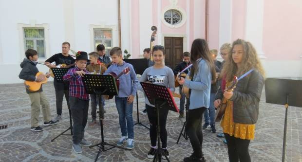 Projekt ʺBontonʺ okupio 12 škola diljem županije, učenici kroz zabavu pokazivali pravila bontona