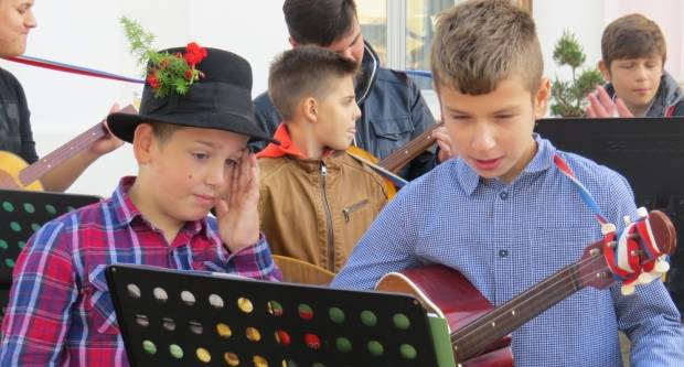 Projekt ʺBontonʺ okupio 12 škola diljem županije, učenici kroz zabavu pokazivali pravila bontona