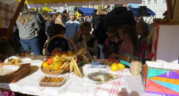 Projekt ʺBontonʺ okupio 12 škola diljem županije, učenici kroz zabavu pokazivali pravila bontona