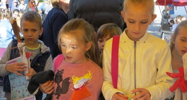 Projekt ʺBontonʺ okupio 12 škola diljem županije, učenici kroz zabavu pokazivali pravila bontona