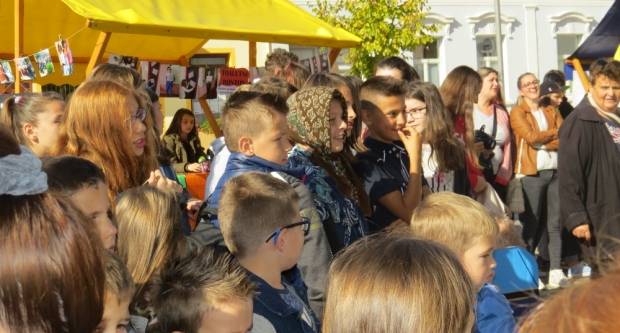 Projekt ʺBontonʺ okupio 12 škola diljem županije, učenici kroz zabavu pokazivali pravila bontona