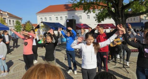 Projekt ʺBontonʺ okupio 12 škola diljem županije, učenici kroz zabavu pokazivali pravila bontona