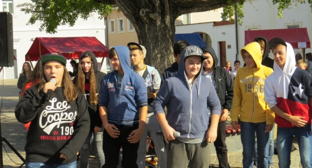 Projekt ʺBontonʺ okupio 12 škola diljem županije, učenici kroz zabavu pokazivali pravila bontona