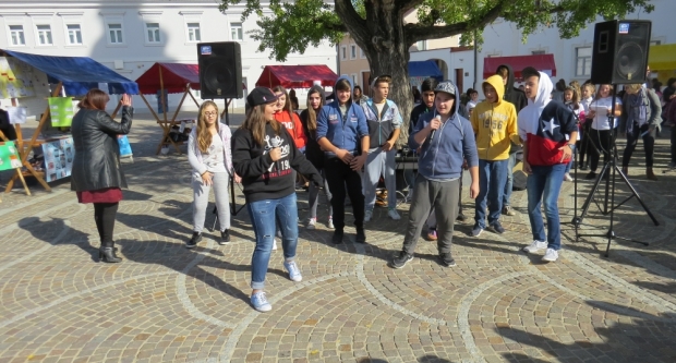 Projekt ʺBontonʺ okupio 12 škola diljem županije, učenici kroz zabavu pokazivali pravila bontona