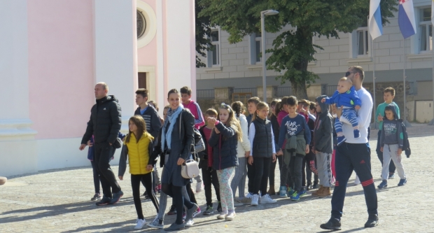 Projekt ʺBontonʺ okupio 12 škola diljem županije, učenici kroz zabavu pokazivali pravila bontona