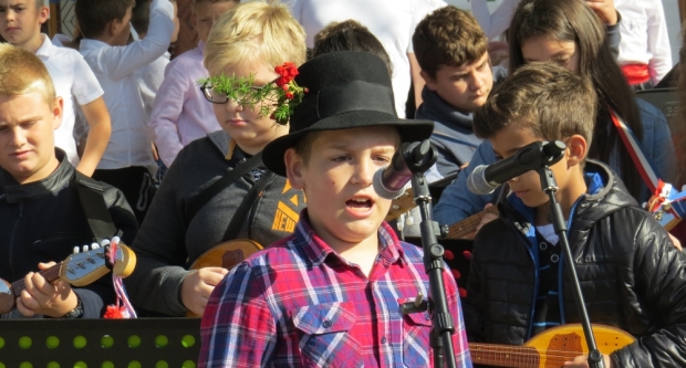 Projekt ʺBontonʺ okupio 12 škola diljem županije, učenici kroz zabavu pokazivali pravila bontona