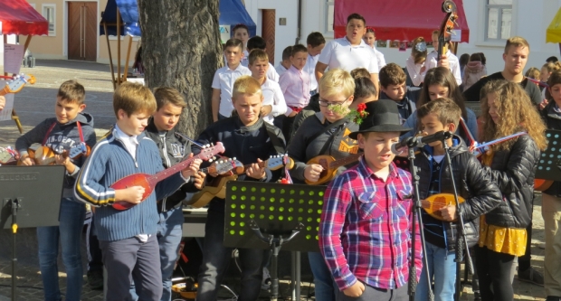 Projekt ʺBontonʺ okupio 12 škola diljem županije, učenici kroz zabavu pokazivali pravila bontona