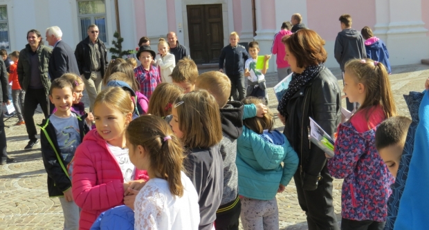 Projekt ʺBontonʺ okupio 12 škola diljem županije, učenici kroz zabavu pokazivali pravila bontona