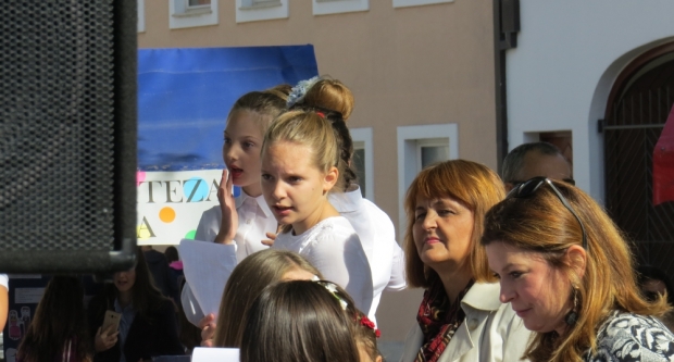 Projekt ʺBontonʺ okupio 12 škola diljem županije, učenici kroz zabavu pokazivali pravila bontona