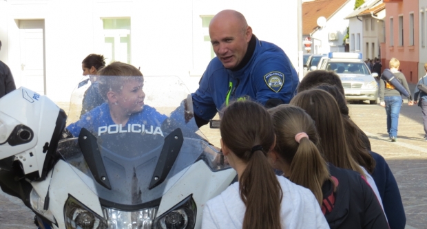 Projekt ʺBontonʺ okupio 12 škola diljem županije, učenici kroz zabavu pokazivali pravila bontona