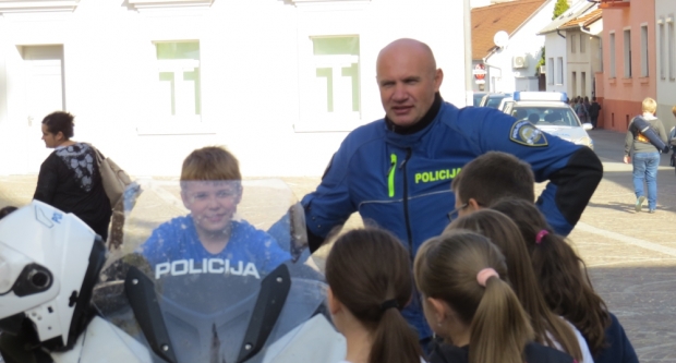 Projekt ʺBontonʺ okupio 12 škola diljem županije, učenici kroz zabavu pokazivali pravila bontona