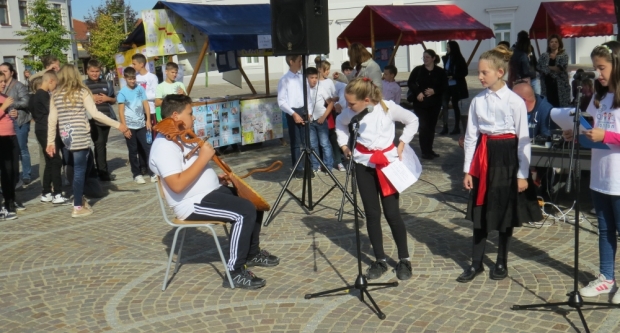 Projekt ʺBontonʺ okupio 12 škola diljem županije, učenici kroz zabavu pokazivali pravila bontona