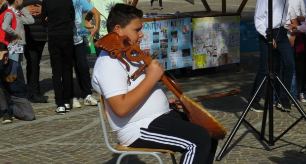 Projekt ʺBontonʺ okupio 12 škola diljem županije, učenici kroz zabavu pokazivali pravila bontona