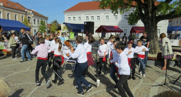 Projekt ʺBontonʺ okupio 12 škola diljem županije, učenici kroz zabavu pokazivali pravila bontona