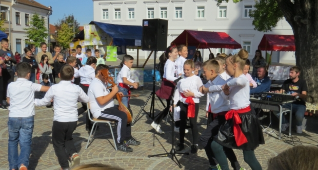 Projekt ʺBontonʺ okupio 12 škola diljem županije, učenici kroz zabavu pokazivali pravila bontona