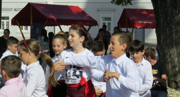 Projekt ʺBontonʺ okupio 12 škola diljem županije, učenici kroz zabavu pokazivali pravila bontona