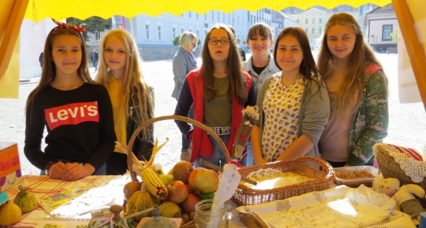 Projekt ʺBontonʺ okupio 12 škola diljem županije, učenici kroz zabavu pokazivali pravila bontona