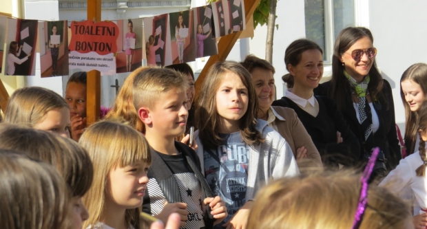 Projekt ʺBontonʺ okupio 12 škola diljem županije, učenici kroz zabavu pokazivali pravila bontona