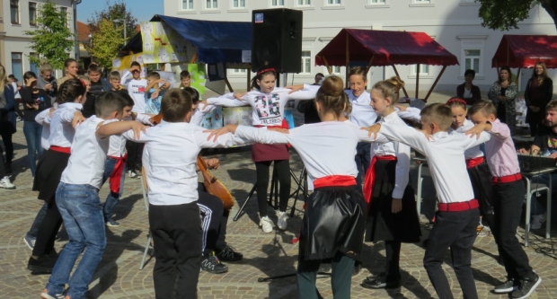 Projekt ʺBontonʺ okupio 12 škola diljem županije, učenici kroz zabavu pokazivali pravila bontona