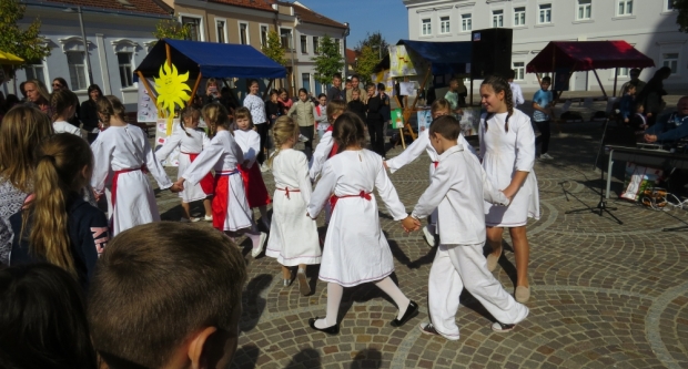 Projekt ʺBontonʺ okupio 12 škola diljem županije, učenici kroz zabavu pokazivali pravila bontona