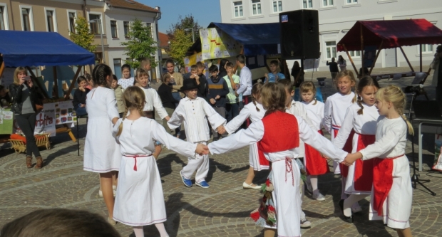 Projekt ʺBontonʺ okupio 12 škola diljem županije, učenici kroz zabavu pokazivali pravila bontona