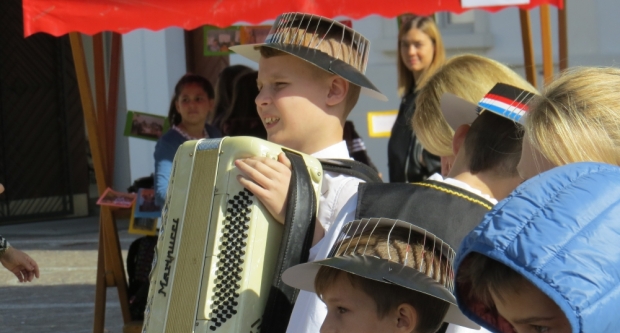 Projekt ʺBontonʺ okupio 12 škola diljem županije, učenici kroz zabavu pokazivali pravila bontona