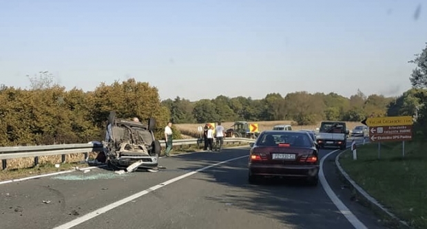 Prometna nesreća kod Oblakovca, automobil završio na krovu Prometna nesreća kod Oblakovca, automobil završio na krovu