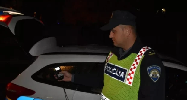 PIJAN, BEZ DOZVOLE I BEZ REGISTRACIJE – OPASNOST NA CESTI 