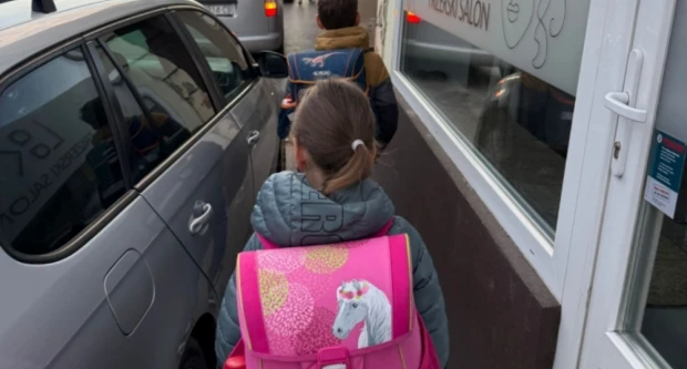 Nogostup ili parkiralište? Djeca Požege prisiljena hodati cestom zbog bahatih vozača!