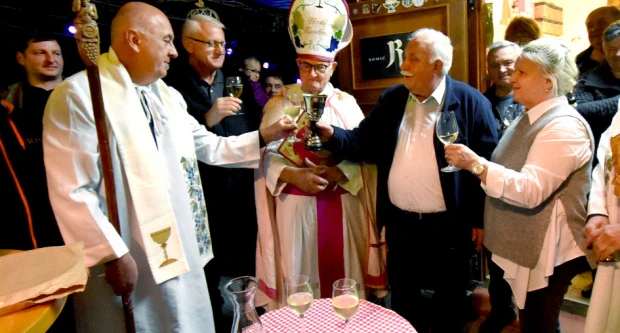 Požeška poduzetnica Ivanka Dodiković proslavila Martinje; Vlado Bauer predvodio obred, kumovi Franjo Lucić i Marinko Markota