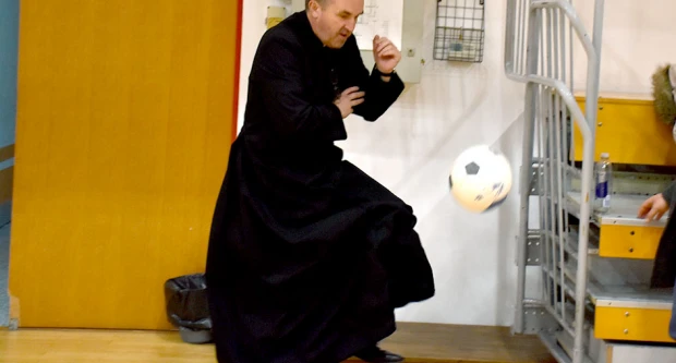 Nogometne bravura župnika Žuljevića: Ni reverenda ne smeta za pimplanje s loptom