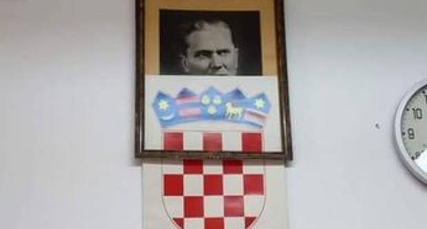 Hrvatski grb ʼotklizaoʼ i otkrio druga Tita iznad školske ploče