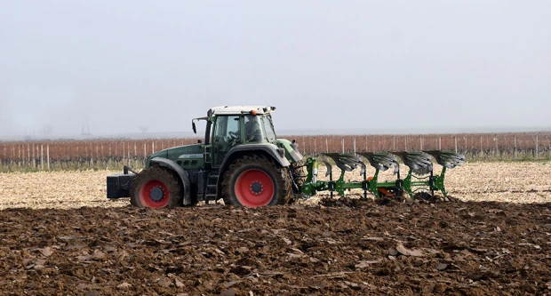 Požeški ratari na njivama: Sjetva je gotova, slijedi zaoravanje zimske brazde