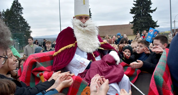 Sveti Nikola stigao u Jakšić; djeca uživala u pjesmi, plesu i poklonima